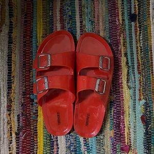 FOREVER 21 Trendy red buckled rubber sandals